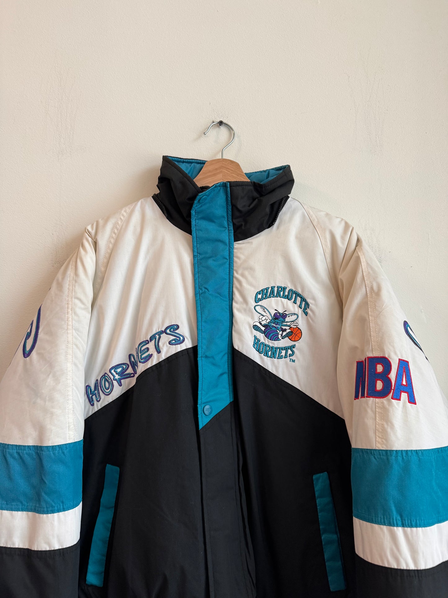 1990s Charlotte Hornets Pro Player Big Spell Out Rare Puffer Jacket (M)