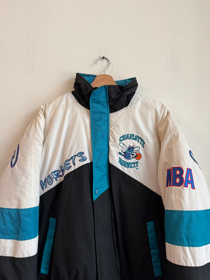 1990s Charlotte Hornets Pro Player Big Spell Out Rare Puffer Jacket (M)