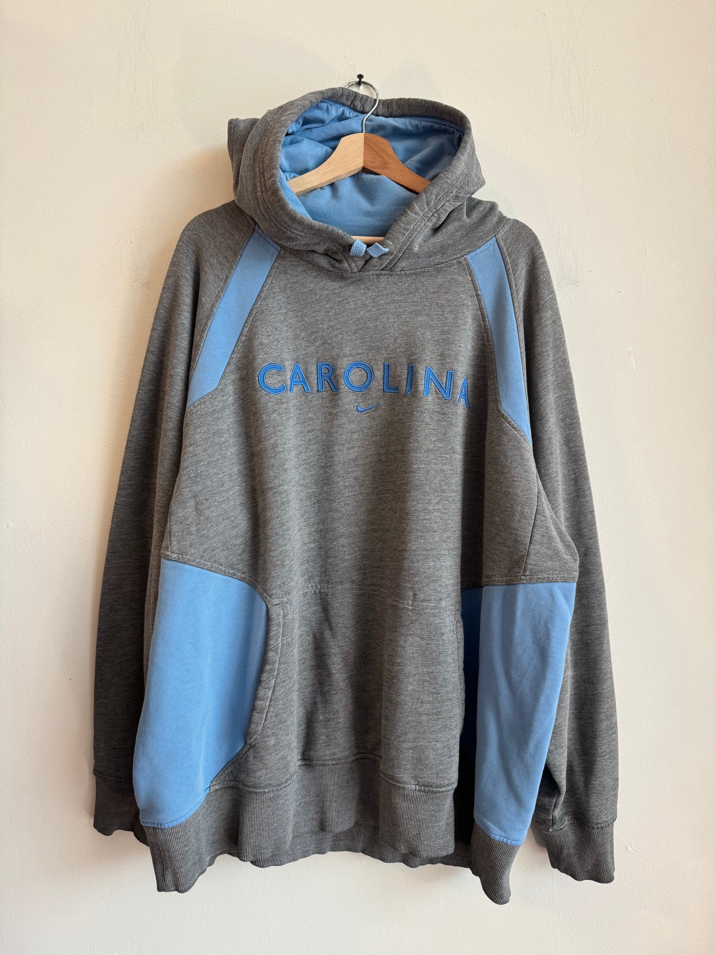 00s UNC Center Swoosh Two Toned Vintage Nike Hoodie (XXL)