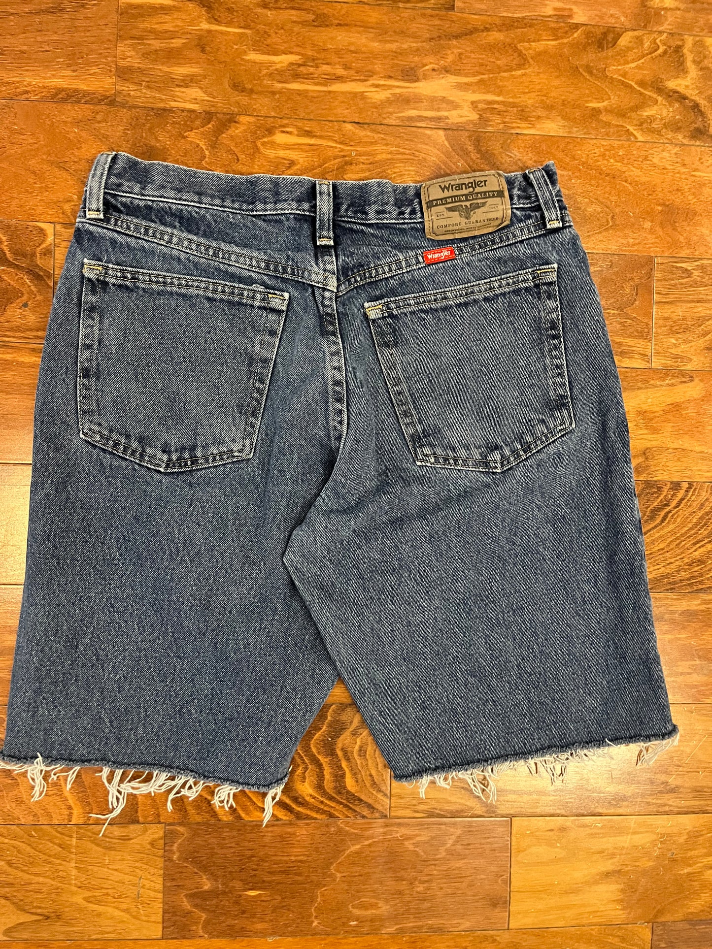 00s Wrangler Dark Wash Blue Shorts (32)