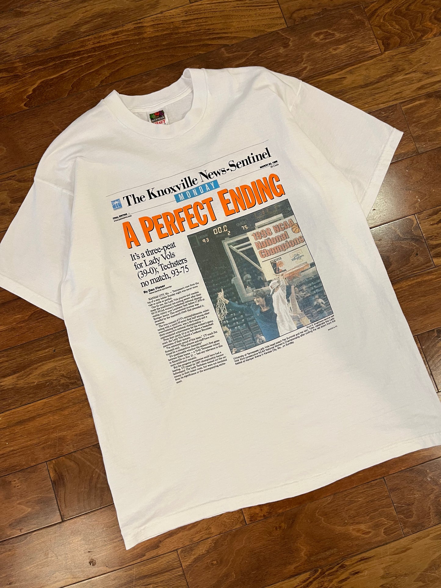 1998 Tennessee Lady Vols Newspaper Tee (XL)