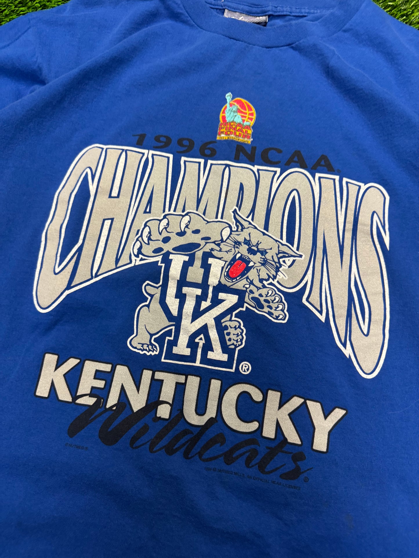 1996 University of Kentucky Vintage NCAA Basketball Tee (L)