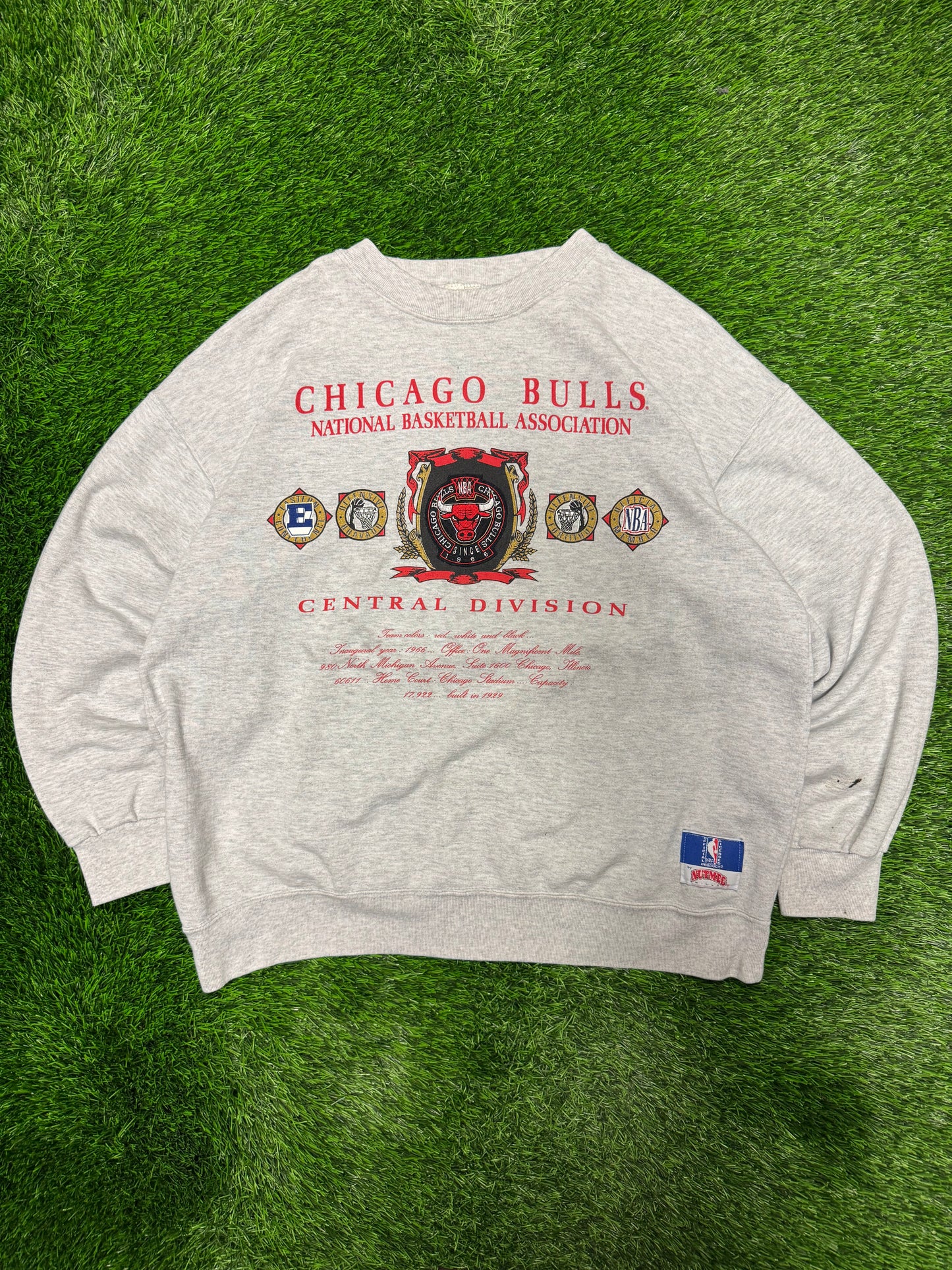 90s Chicago Bulls Vintage Distressed Nutmeg Crewneck (XL)