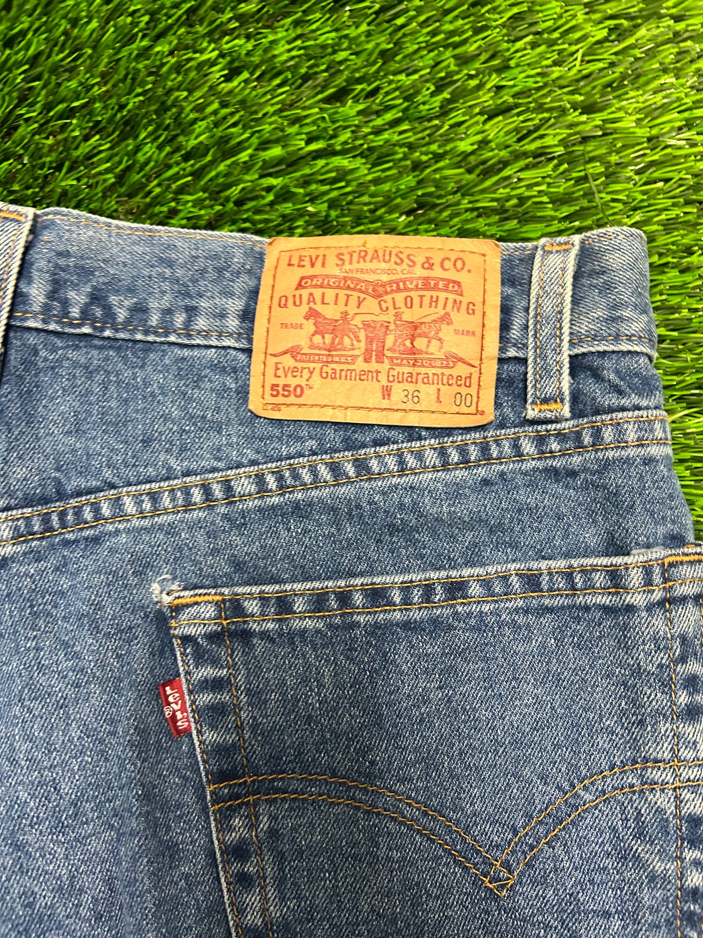 2001 Vintage Levi's 550 Dark Wash Jean Shorts (36)