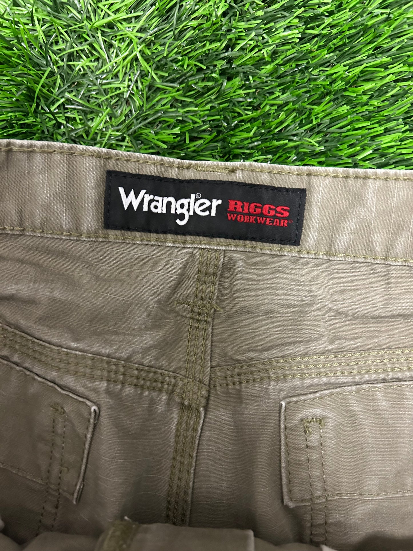 00s Wrangler Riggs Cement Cargo Pants (34 x 30)