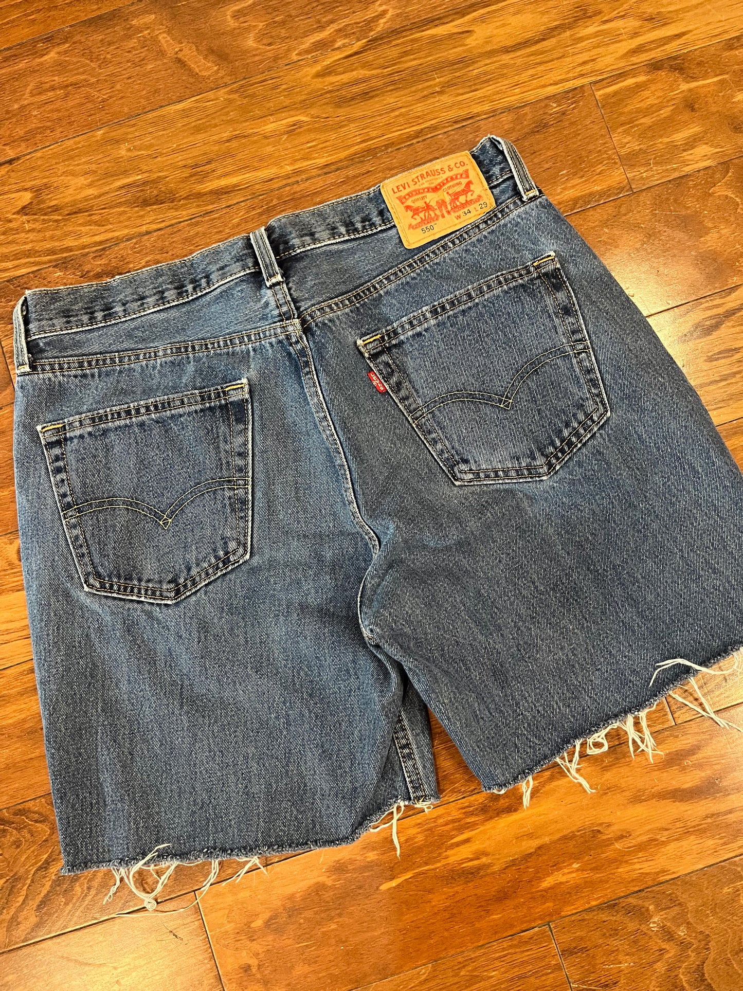 00s Levi's 550 Dark Blue Cut Offs Jean Shorts (34)