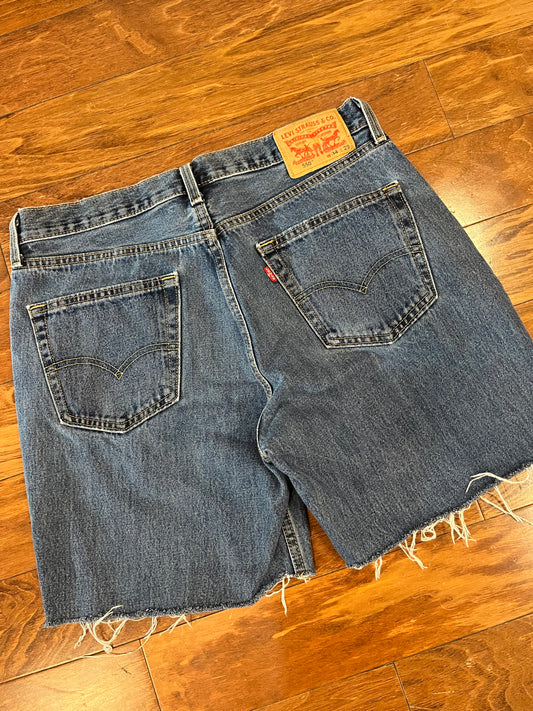 00s Levi's 550 Dark Blue Cut Offs Jean Shorts (34)