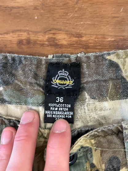 00s Camo Onward Cargo Pants (35 x 29)