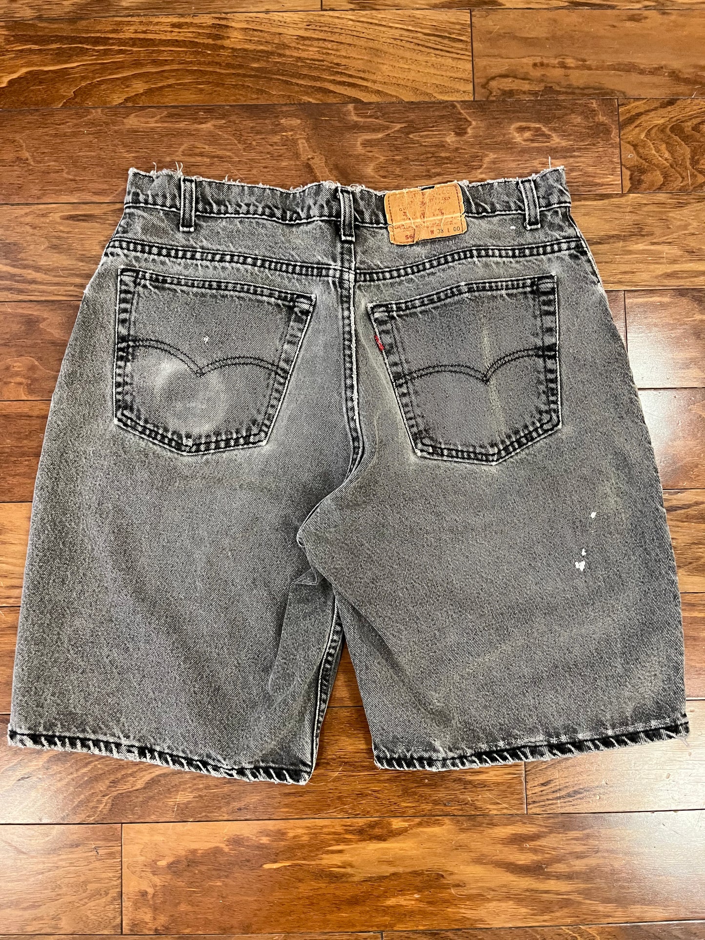 90s Levi's 560 Faded Black Jean Shorts (37)