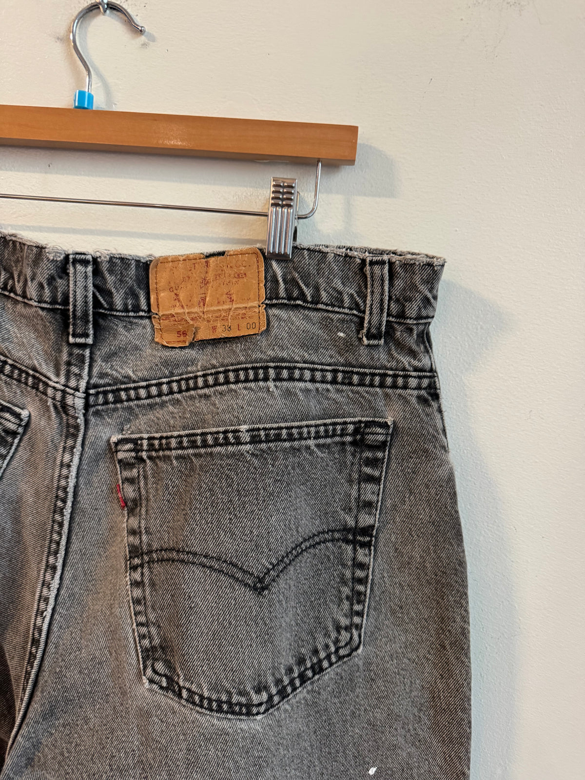 90s Levi's 560 Faded Black Jean Shorts (37)