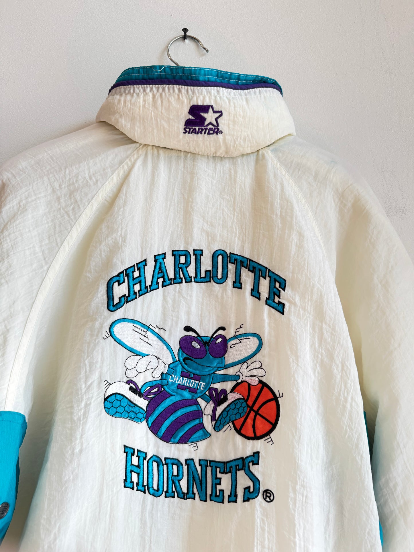 90s Charlotte Hornets Logo NBA White Puffer Starter Jacket (S)