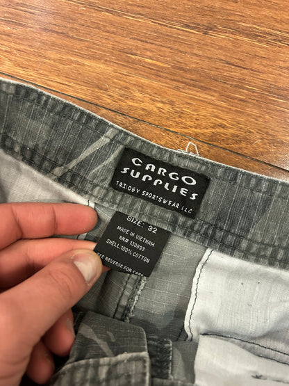 00s Cargo Supplies Camo Shorts (32)