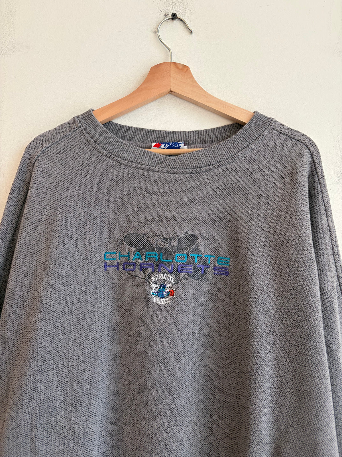 90s Charlotte Hornets Majestic Embroidered Crewneck (XL)