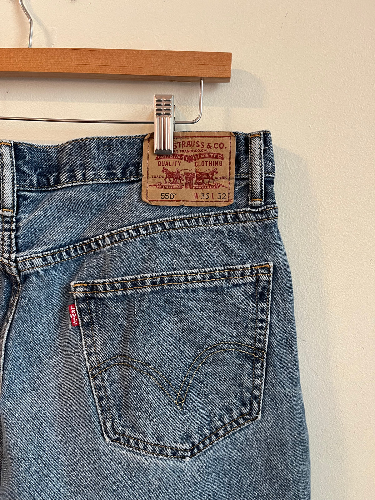 00s 550 Levi's Mid Wash Shorts (34)