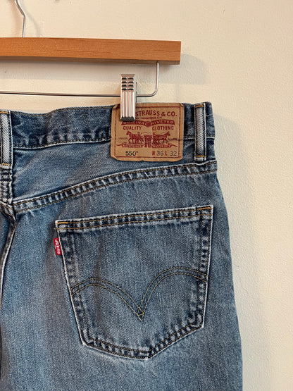 00s 550 Levi's Mid Wash Shorts (34)