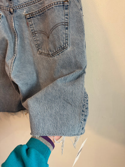 1997 Levi”s 560 Baggy Light Wash Shorts (36)