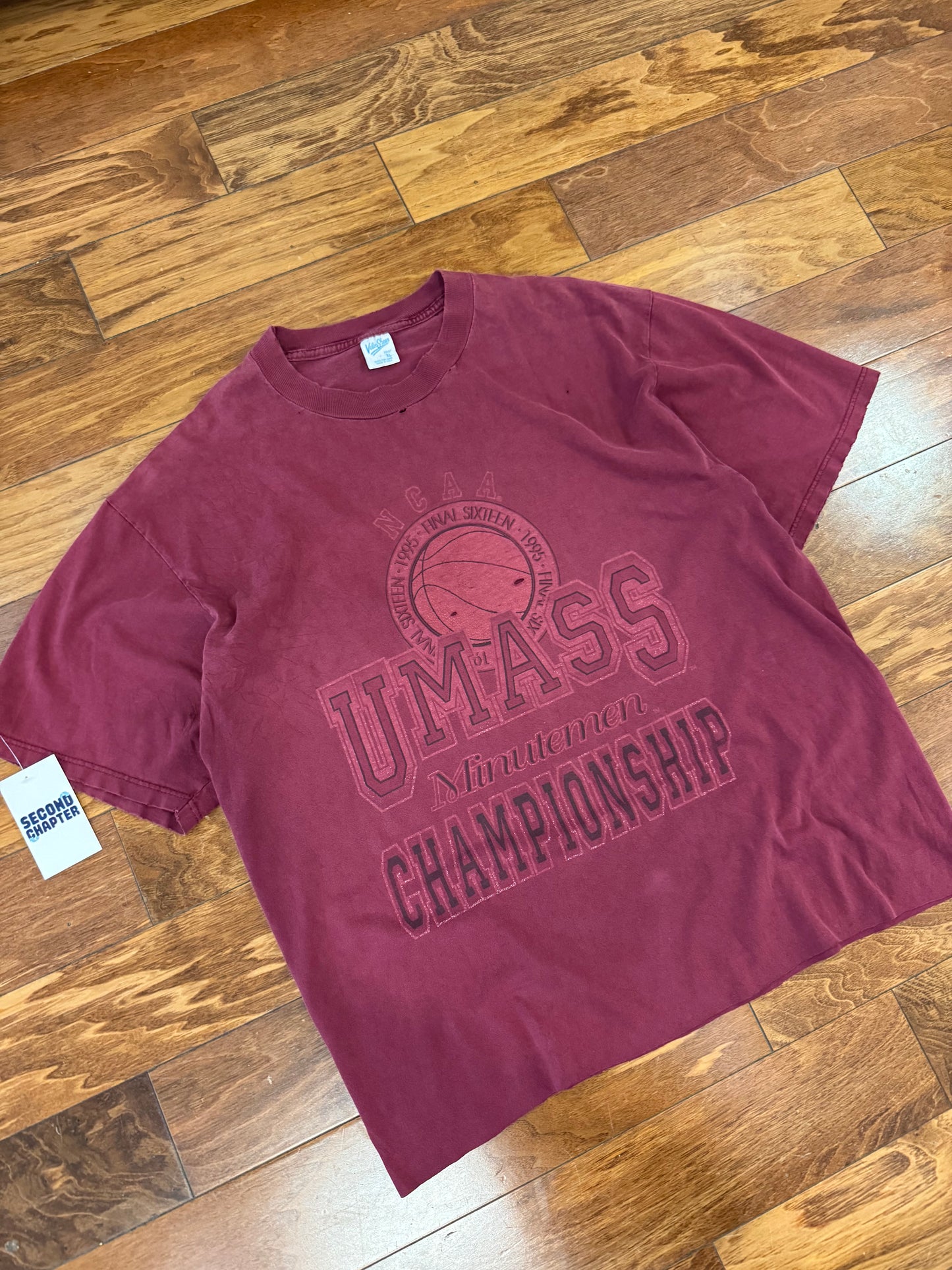 1995 UMASS Minutemen Vintage Distressed Cropped Tee (XL)