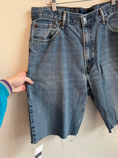 00s 550 Levi's Mid Wash Shorts (34)