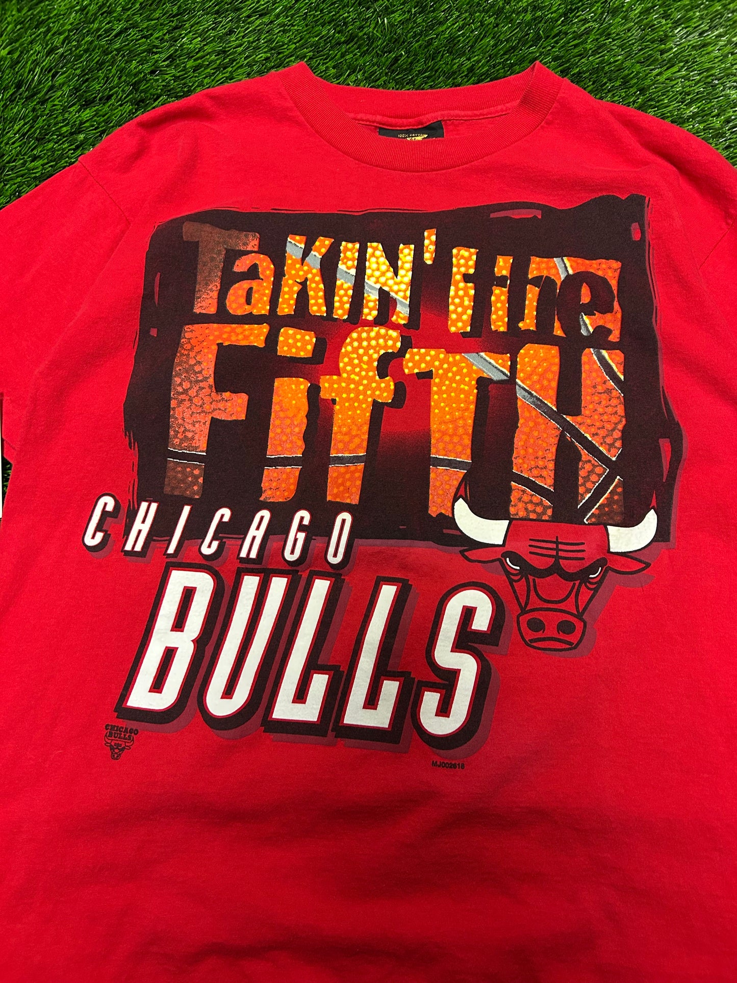 90s Chicago Bulls "Takin' The Fifth" Championship Vintage NBA Tee (L)