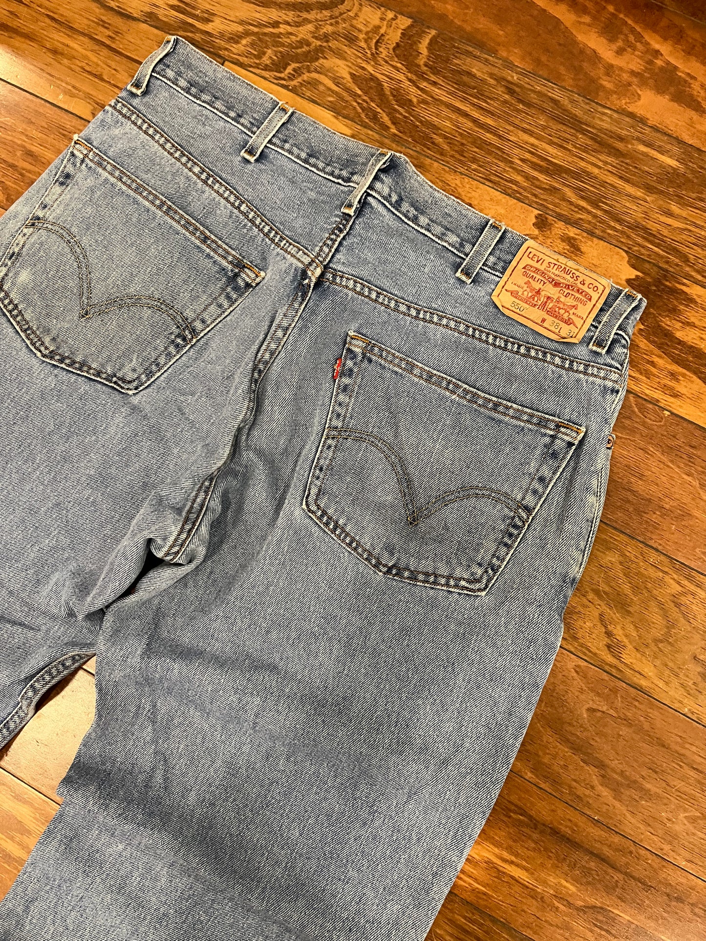 2004 Levi's 550 Relaxed Blue Jeans (38 x 30)