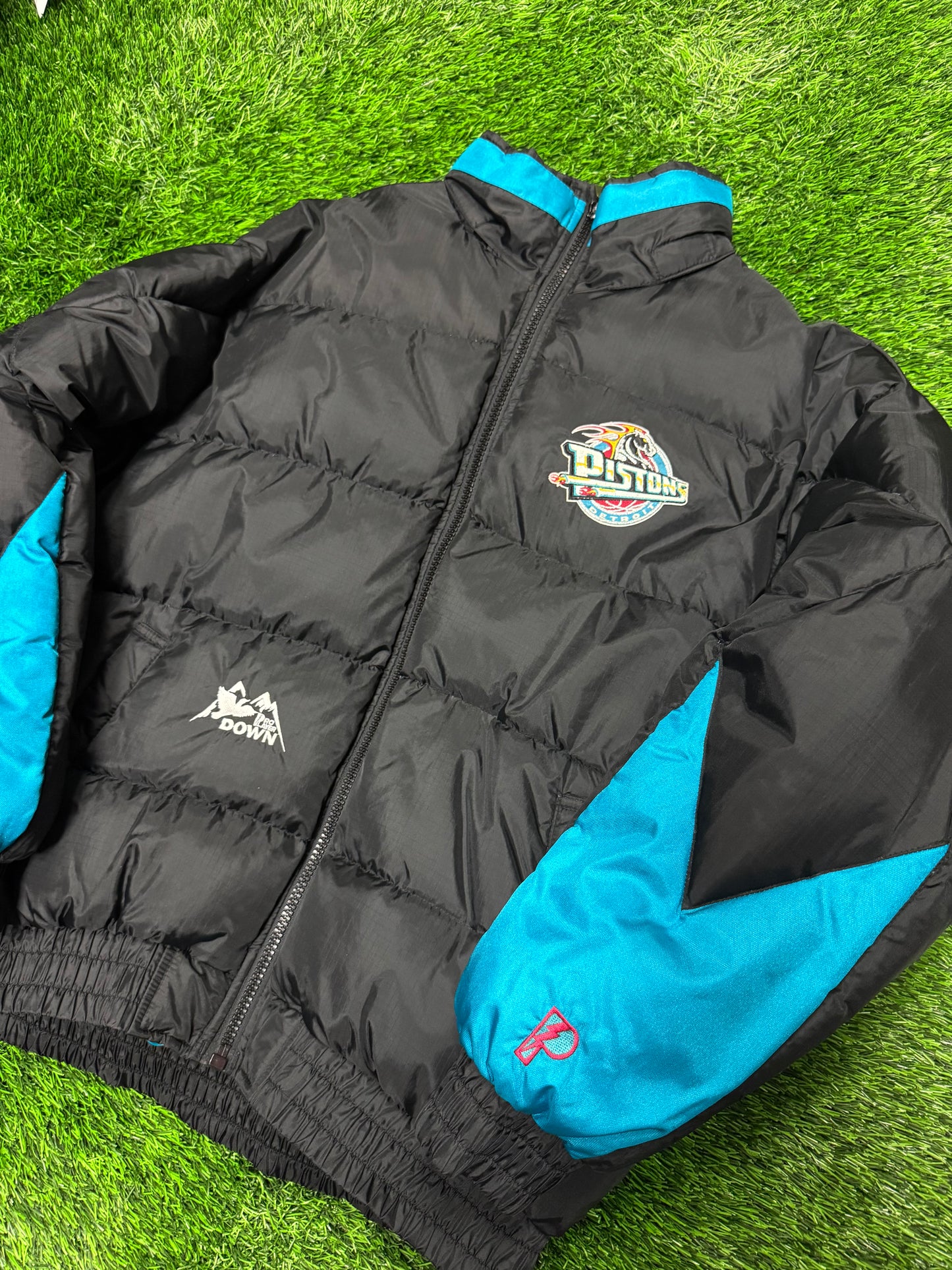 90s Detroit Pistons Vintage Pro Player Down Embroidered Puffer Jacket (L)