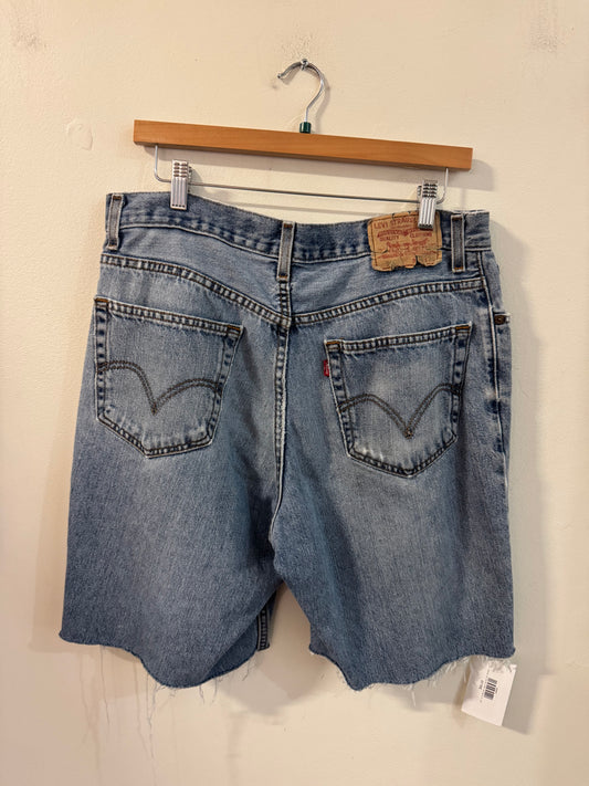 2004 Levi's 560 Distressed Light Wash Shorts (34)