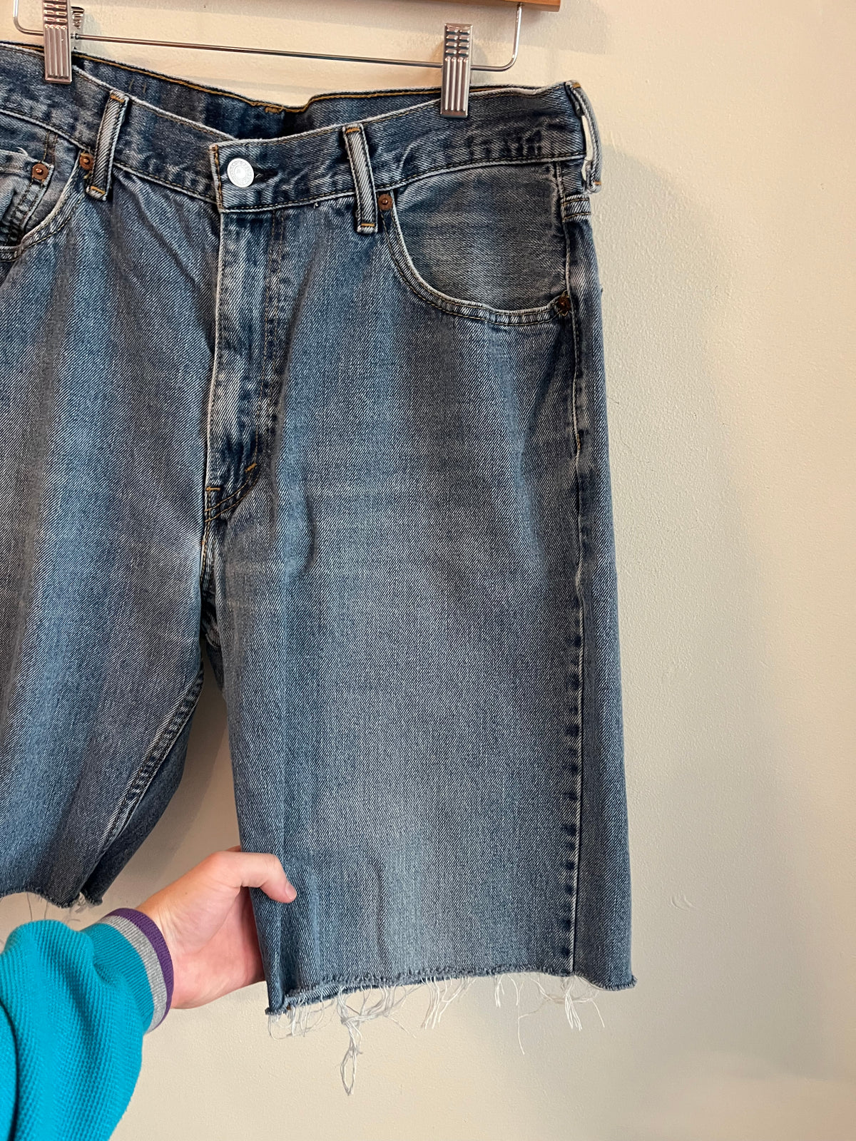 00s 550 Levi's Mid Wash Shorts (34)