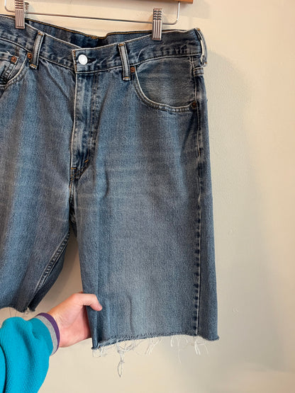00s 550 Levi's Mid Wash Shorts (34)