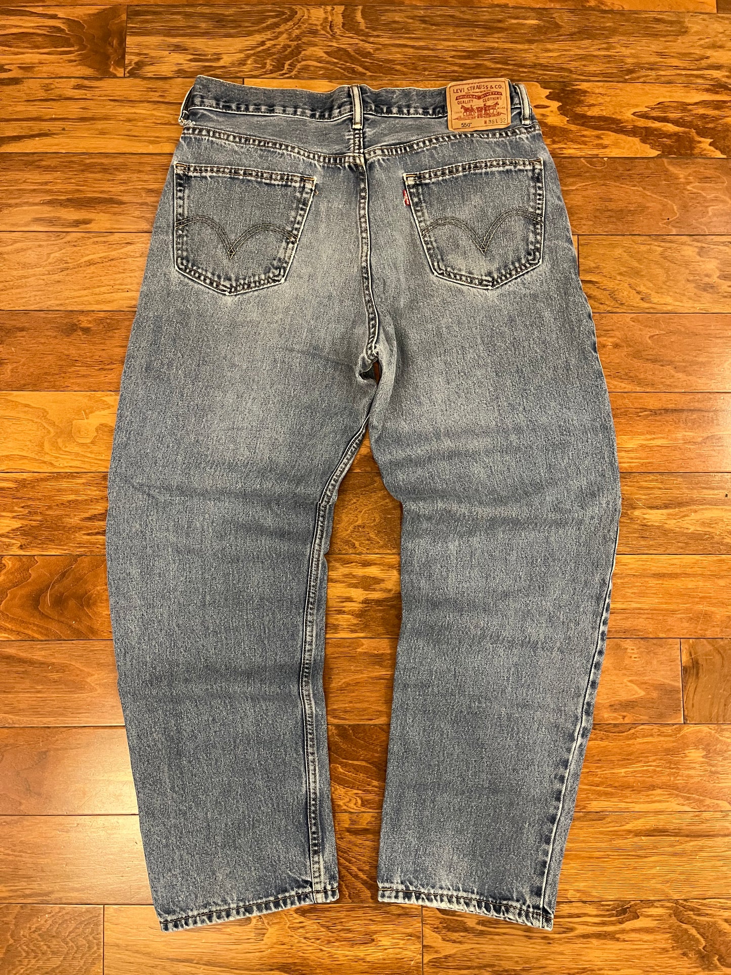 00s 550 Levi's Mid Wash Jeans (34 x 31)