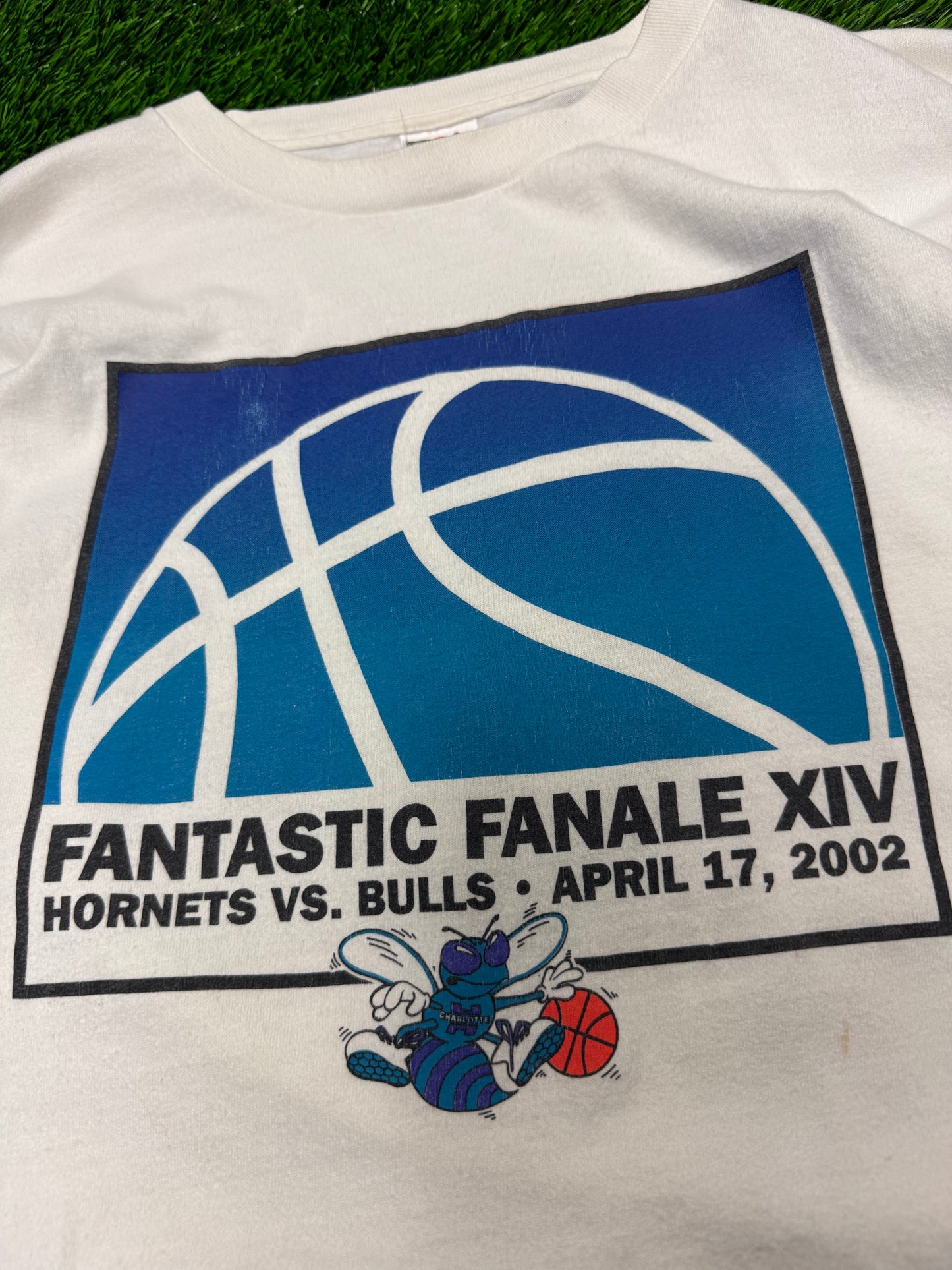 2002 Charlotte Hornets v Chicago Bulls Fantastic Fanale XIV Vintage NBA Tee (XL)