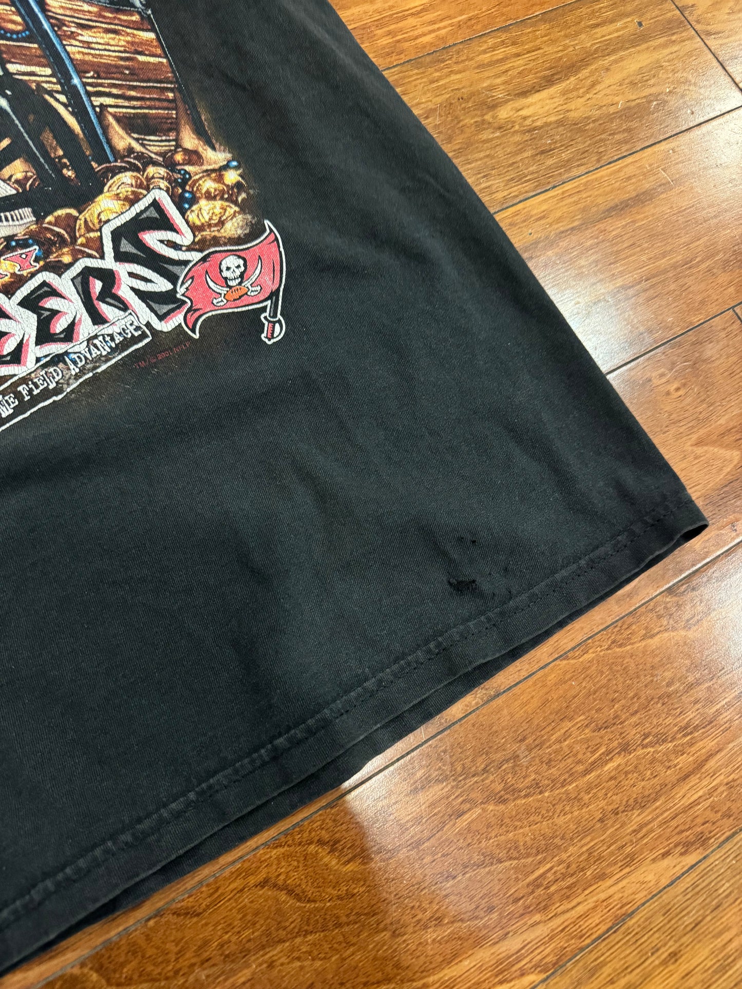 2001 Tampa Bay Buccaneers NFL Helmet Tee (L)
