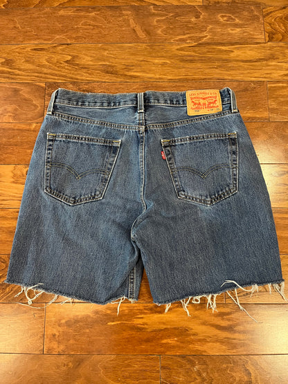 00s Levi's 550 Dark Blue Cut Offs Jean Shorts (34)