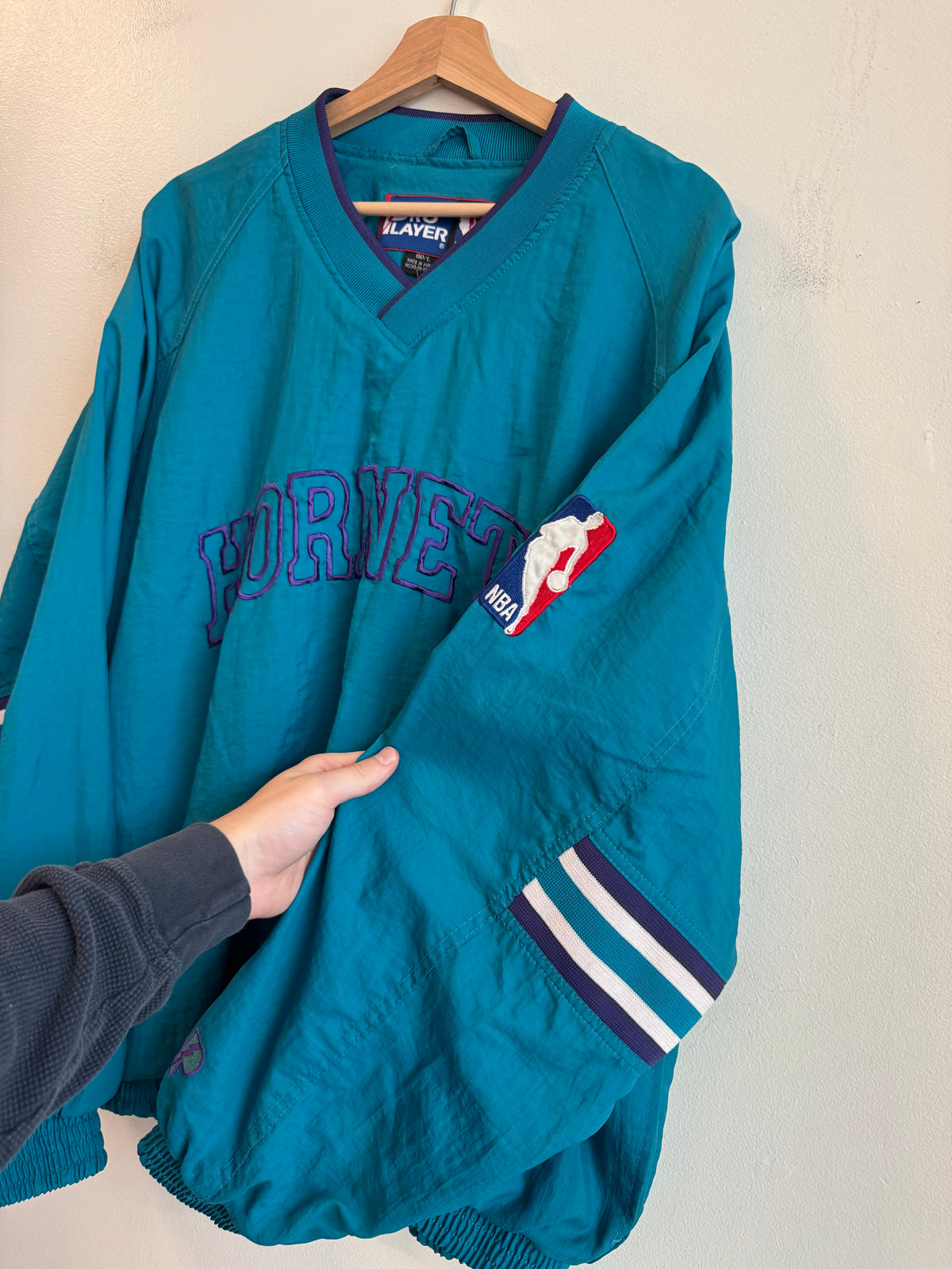 90s Charlotte Hornets Pro Player Embroidered Spell Out Windbreaker (L)