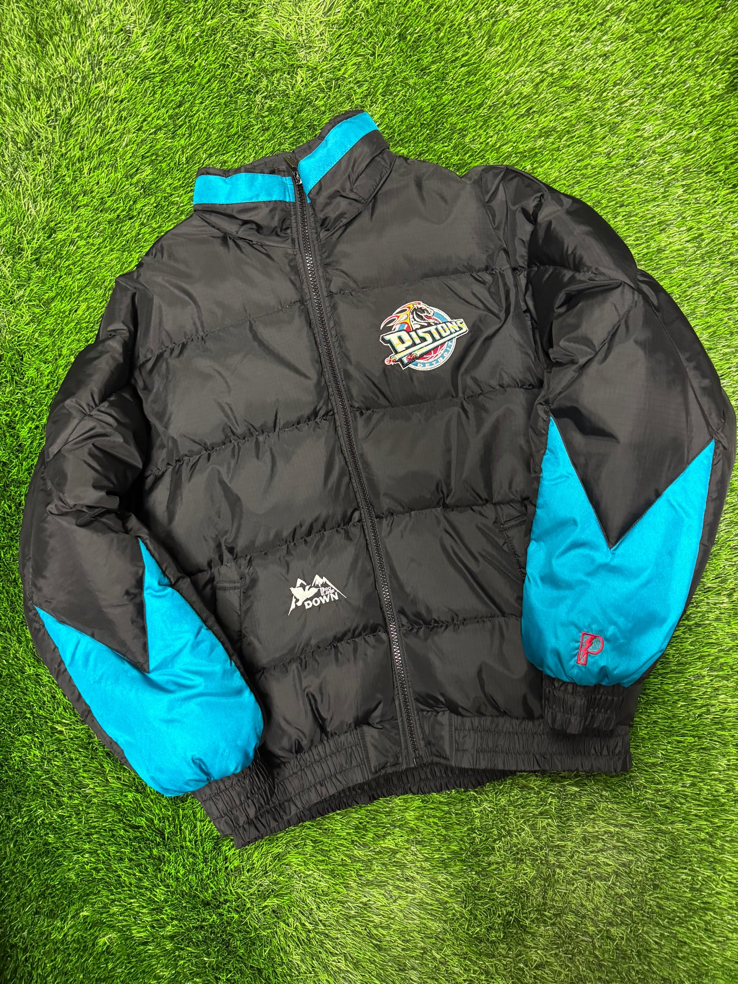 90s Detroit Pistons Vintage Pro Player Down Embroidered Puffer Jacket (L)