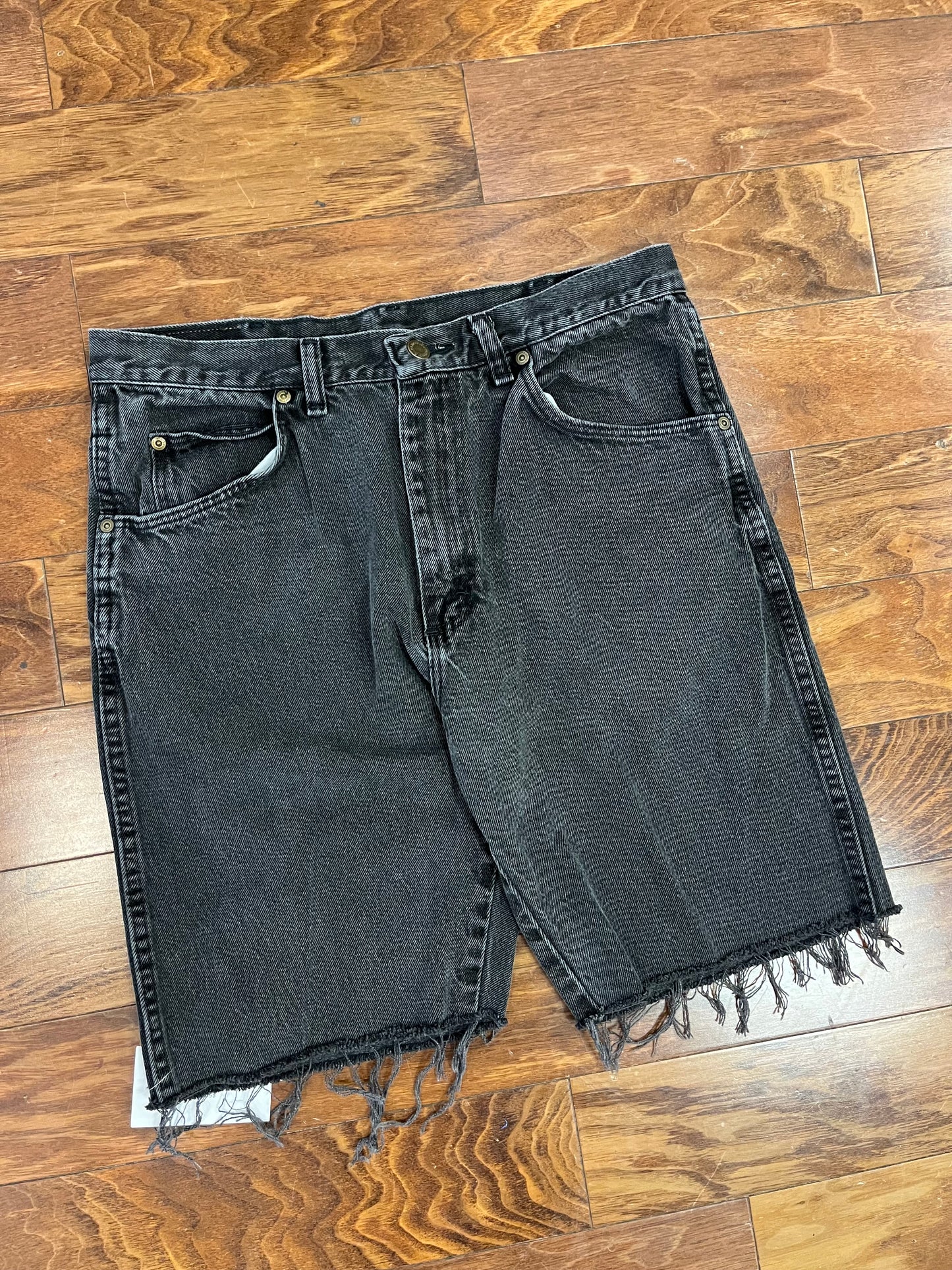 00s Wrangler Rugged Wear Faded Black Shorts (32)