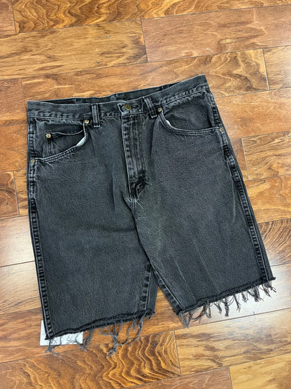 00s Wrangler Rugged Wear Faded Black Shorts (32)
