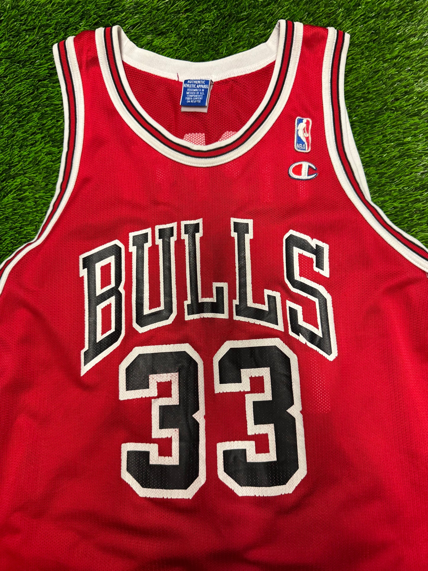 90s Chicago Bulls Scottie Pippen #33 Vintage Champion NBA Jersey (M)