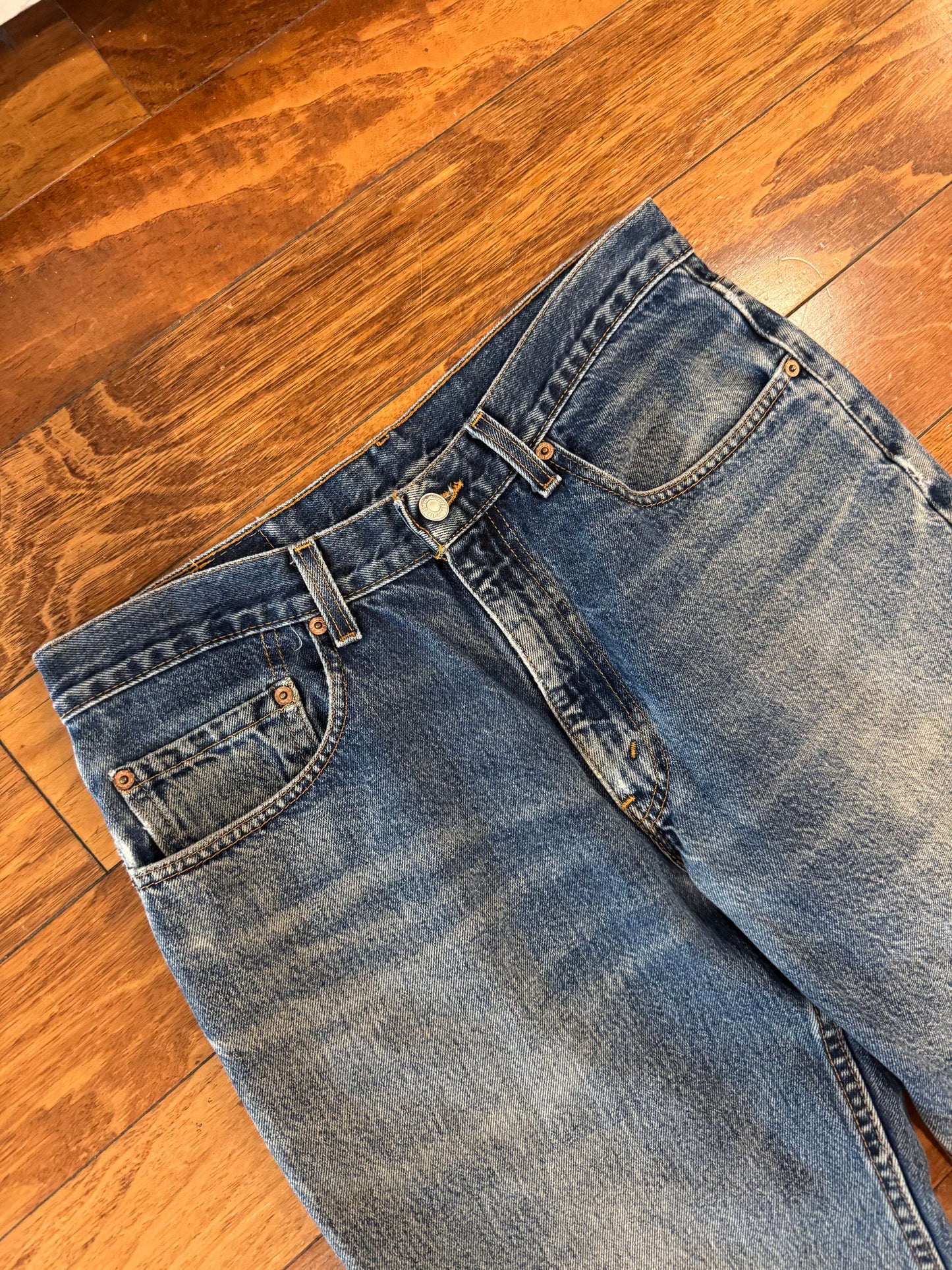2001 Levi's 550 Vintage Mid Wash Jeans (33 x 34)