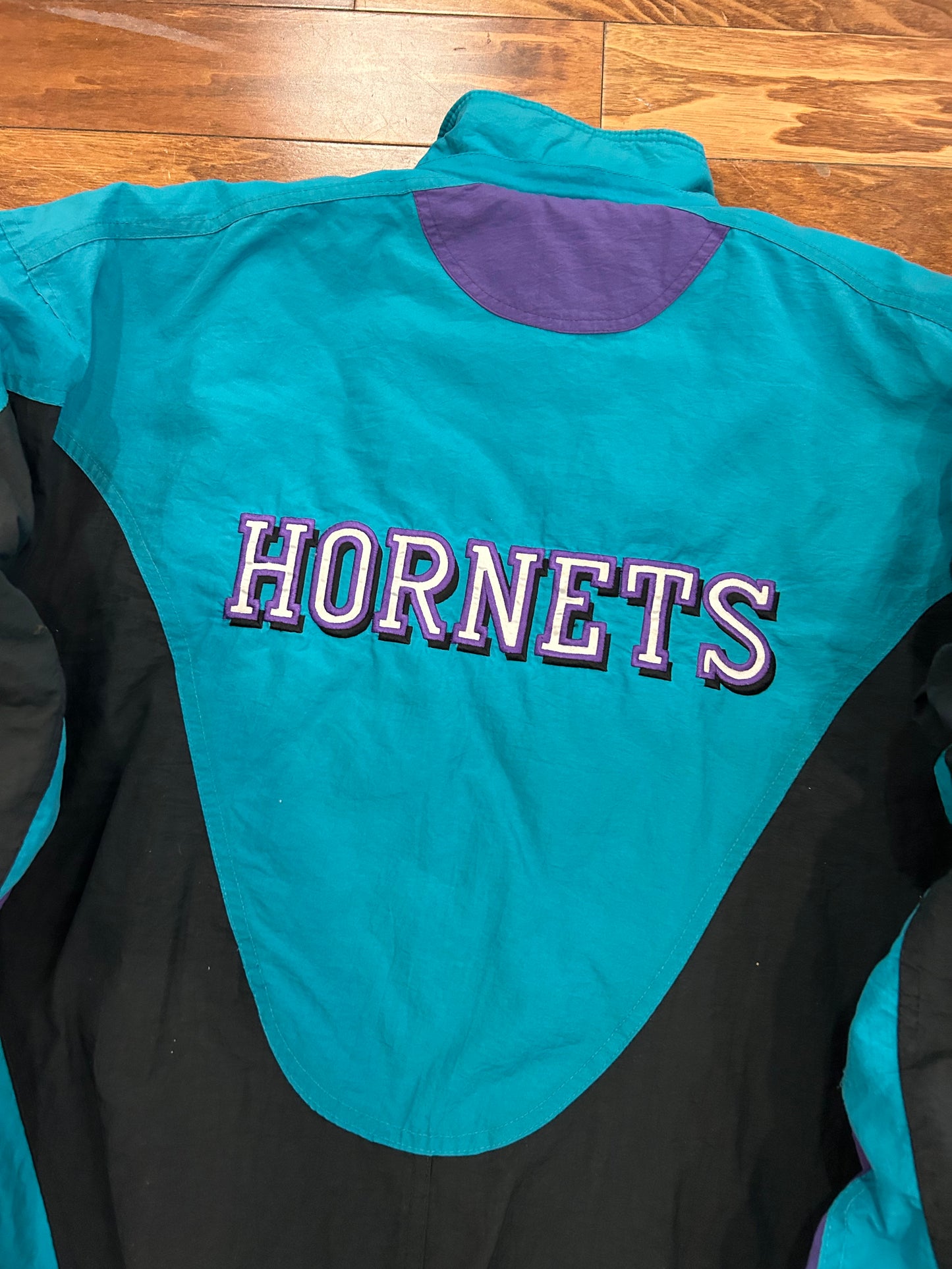 90s Charlotte Hornets Vintage Reebok Puffer Jacket (L)