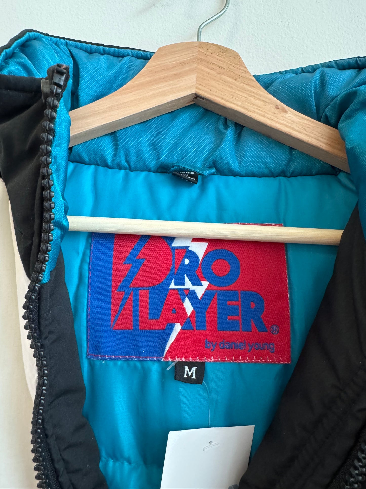 1990s Charlotte Hornets Pro Player Big Spell Out Rare Puffer Jacket (M)