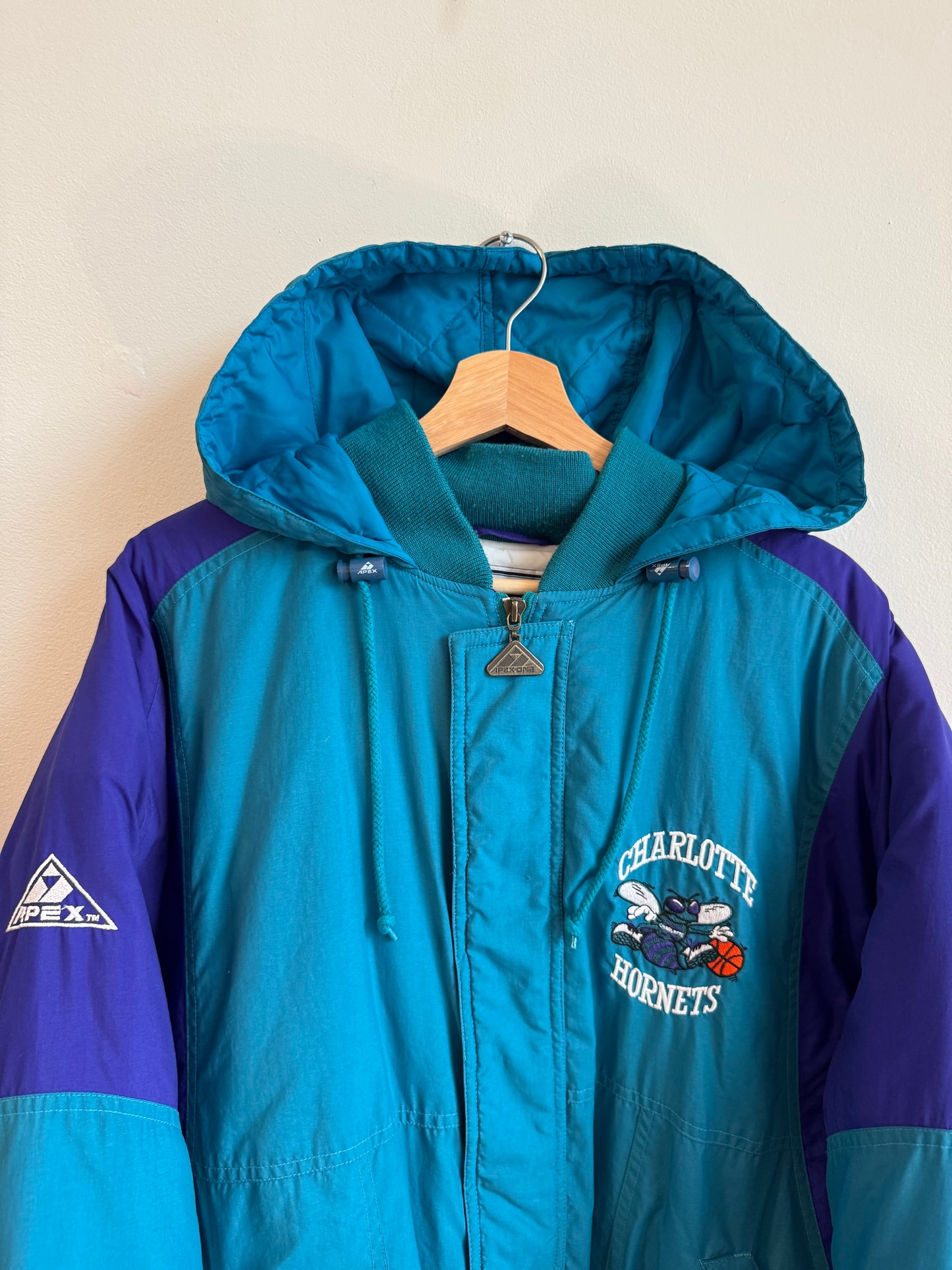 90s Charlotte Hornets Apex Puffer Jacket (L)