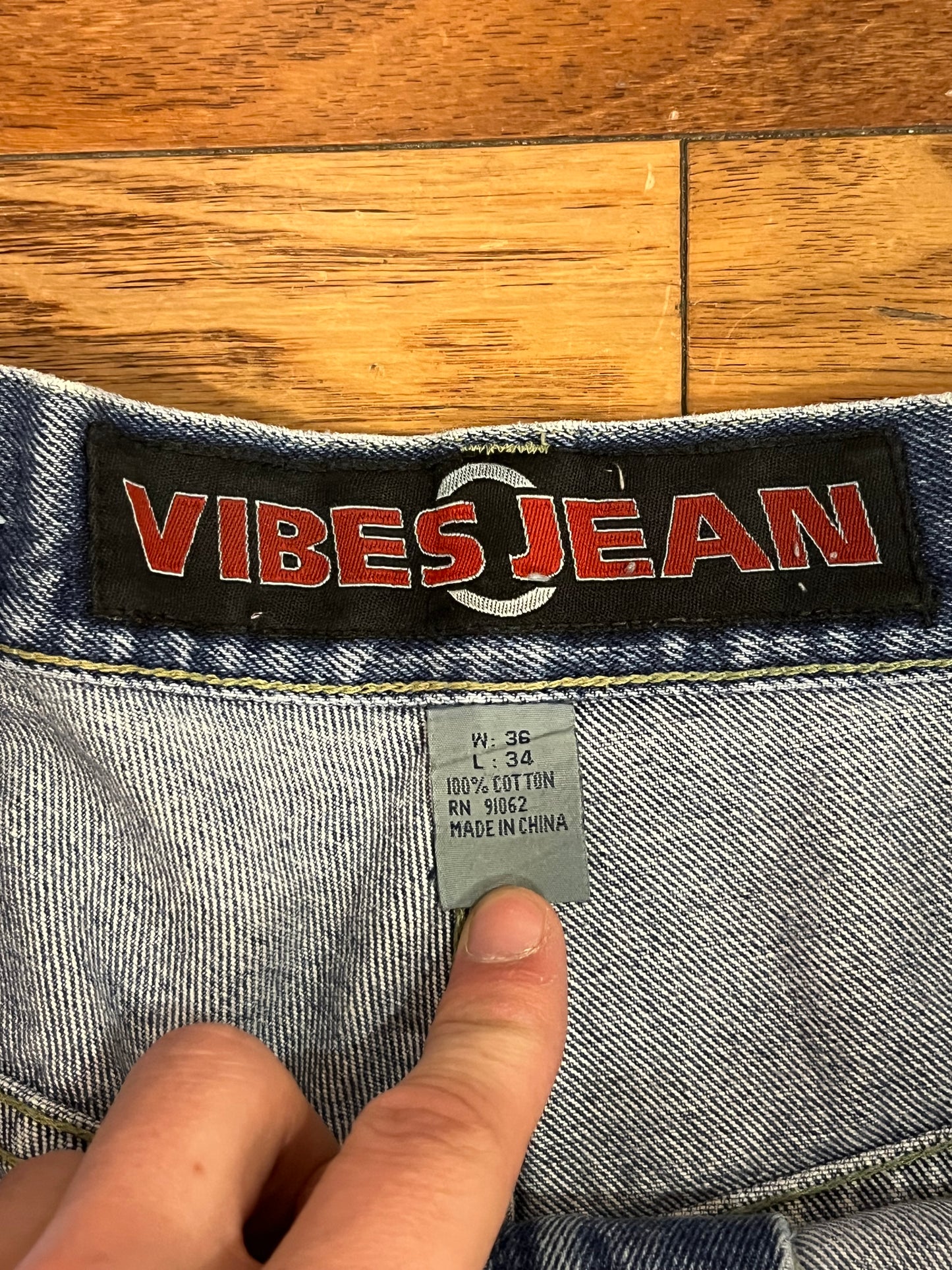 00s Vibes Baggy Distressed Jeans (36 x 32)