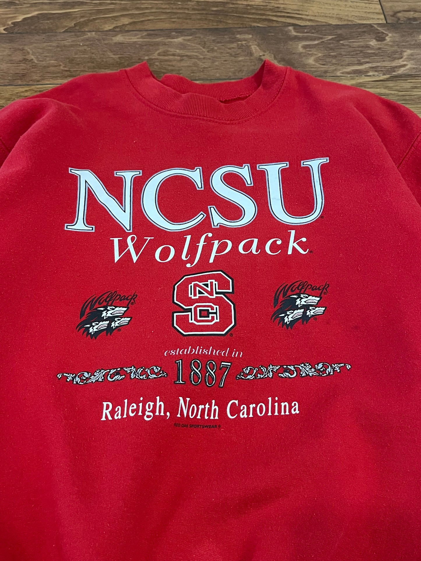 00s NC State University Wolfpack 3-Wolf Logo Vintage Crewneck (M)