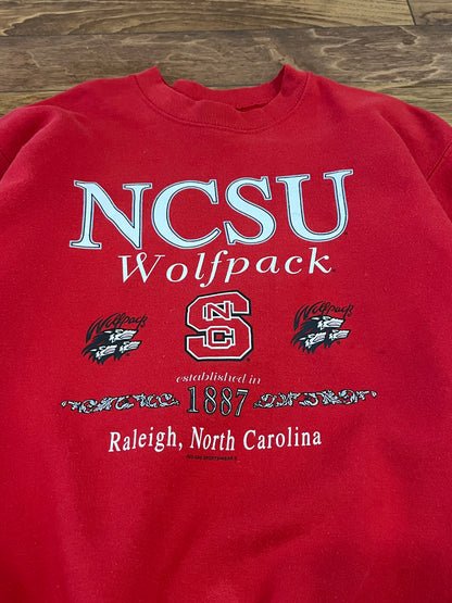 00s NC State University Wolfpack 3-Wolf Logo Vintage Crewneck (M)