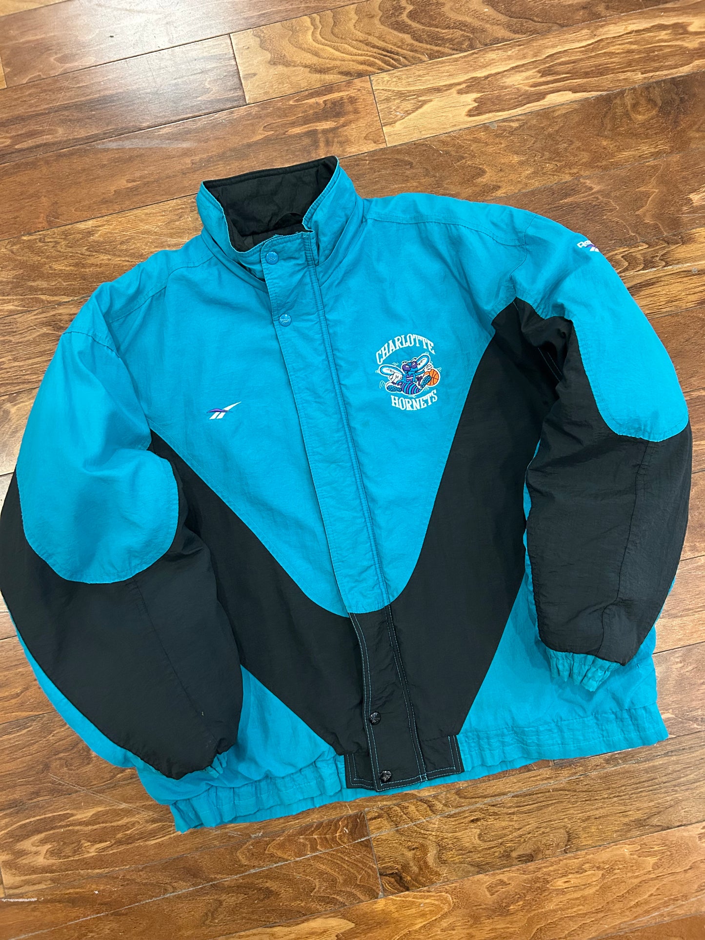 90s Charlotte Hornets Vintage Reebok Puffer Jacket (L)