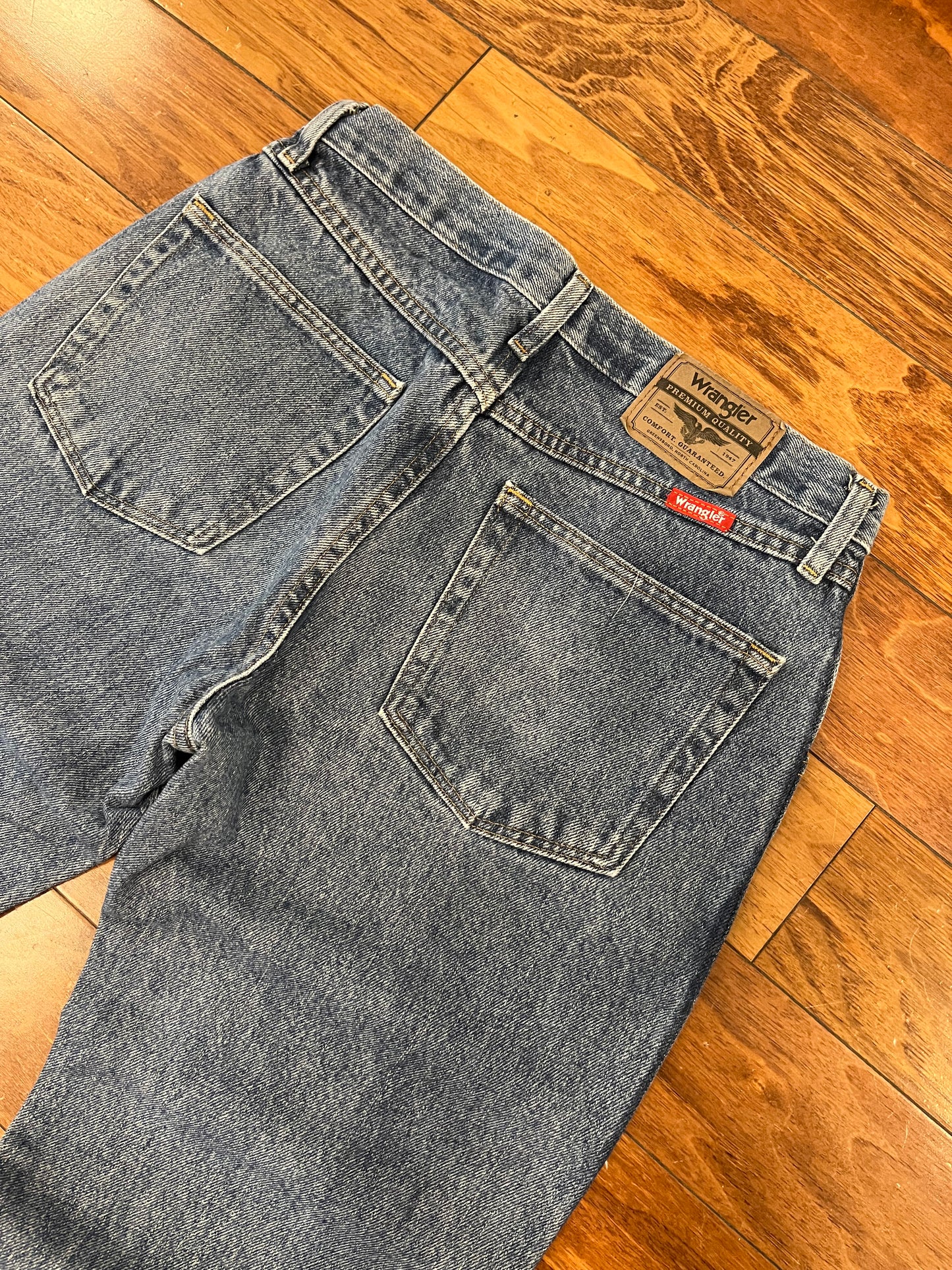 00s Wrangler Dark Wash Blue Jeans (31 x 30)