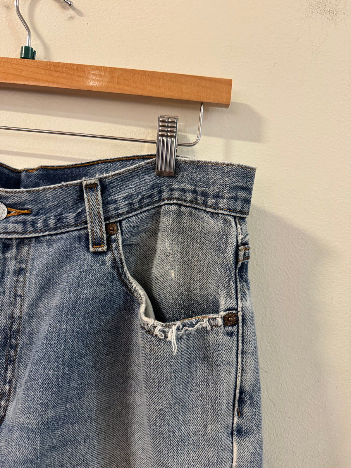 2004 Levi's 560 Distressed Light Wash Shorts (34)
