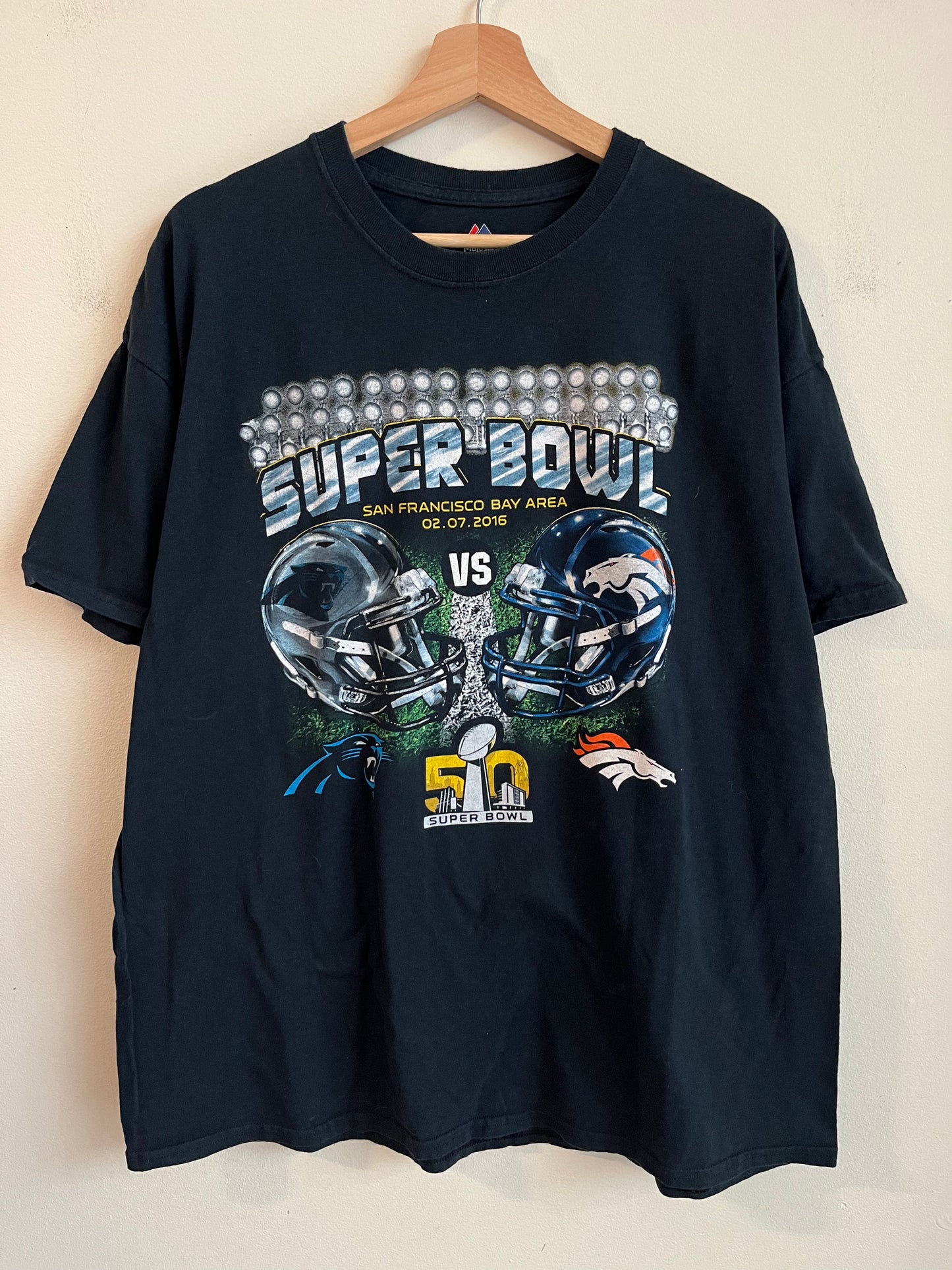 2016 Super Bowl 50 Carolina Panthers v Denver Broncos Helmets Tee (XL)