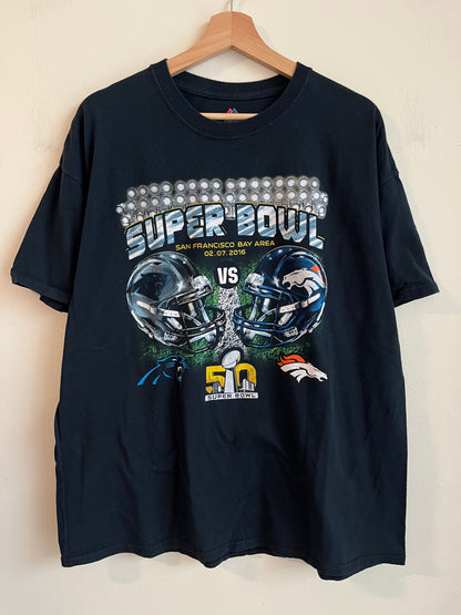2016 Super Bowl 50 Carolina Panthers v Denver Broncos Helmets Tee (XL)