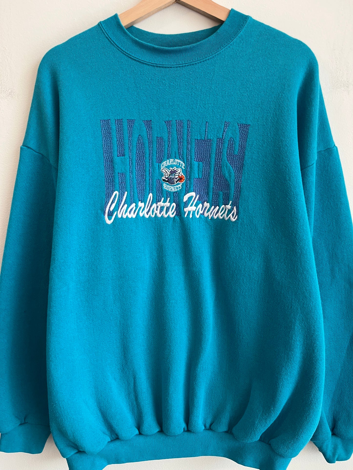 1990s Charlotte Hornets Embroidered Logo 7 Spell Out Crewneck (XL)